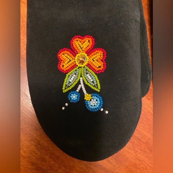 Manitoba Mukluk Bloom Mitten Floral Rainbow Beaded Suede faux fur Shearling - Picture 3 of 7